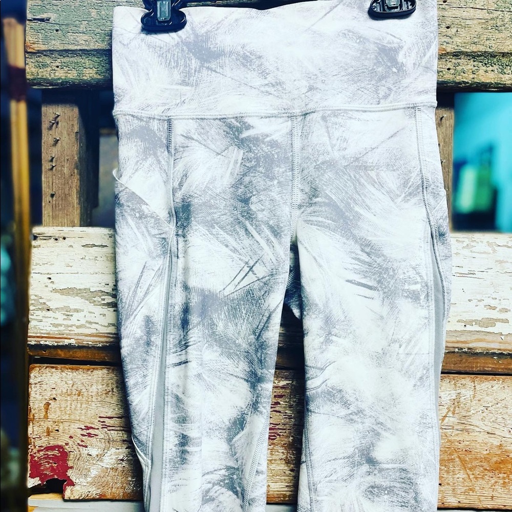 LIKE NEW~ LADIES LULULEMON GRAY/WHITE LEGGINGS ~ SIZE: 4
